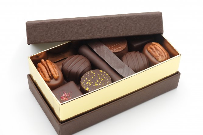 Ballotin Premium avec flot. Assortiment de 20 chocolats.