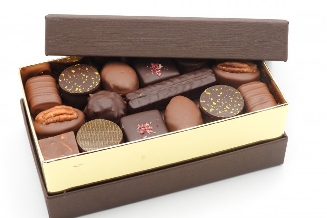 Ballotin Premium avec flot. Assortiment de 51 chocolats.