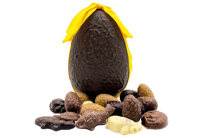 Oeuf chocolat noir garni fritures chocolat et oeufs pralinés